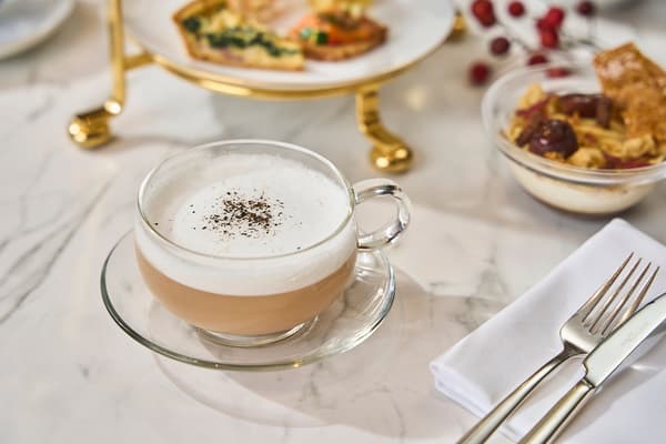 Hojicha latte disajikan dengan Autumn Harvest Afternoon Tea