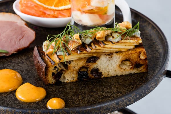 Raisin bread with caramelized apple