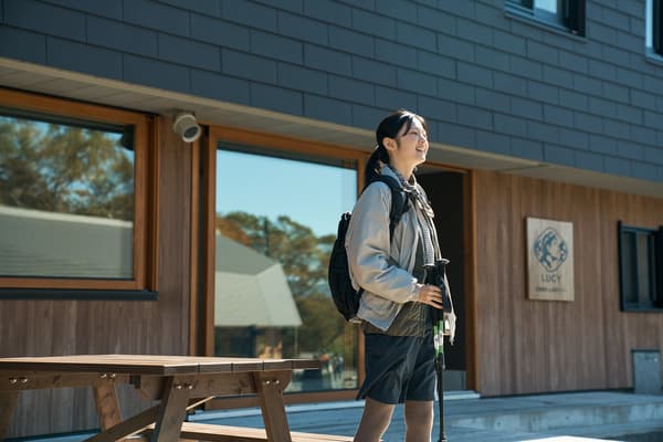 身着徒步装备的客人在LUCY尾瀬鳩待入口处