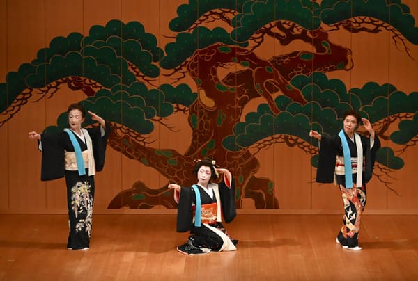 Actuación de la Danza de las cuatro estaciones de Yamanaka-bushi