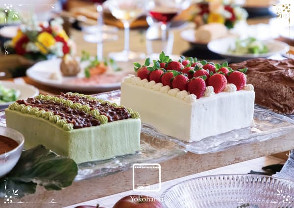 新鲜切片的烤牛肉，温暖而芳香，在餐桌旁小心翼翼地切片