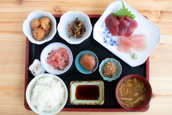 在市场享用的新鲜金枪鱼套餐