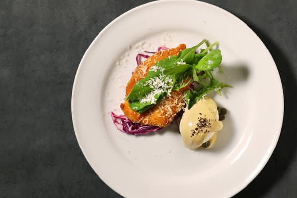 鸡胸肉排搭配鸡蛋美乃滋和香草沙拉