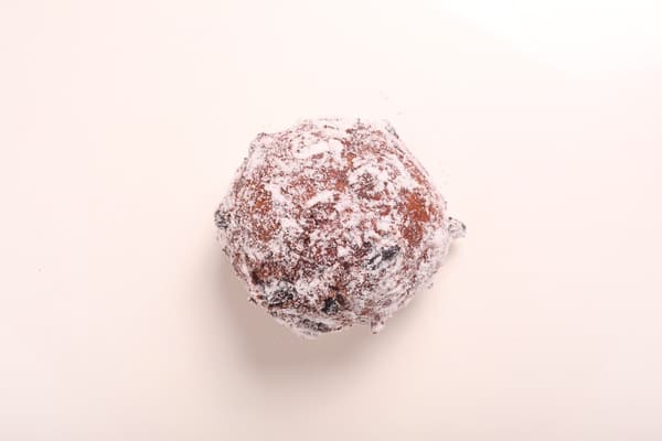 Oliebollen - 275日元：一种传统的荷兰蓬松甜甜圈，混合了5种干果。