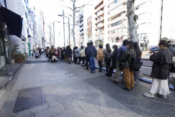 开幕周末，参观者急切地等待进入展览