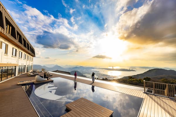 约400㎡的“水镜露台”设有一个水池，其灵感来自香川县风景如画的“父母滨海滩”，天空的表情在水面上美丽地倒映出来