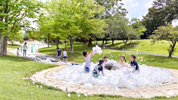 Bubble show and bubble-covered water play at the Jabujabu Pond opening event