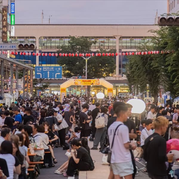 บรรยากาศงานที่เนืองแน่นไปด้วยผู้มาเยือนที่เพลิดเพลินกับฤดูร้อนในโคริยามะ