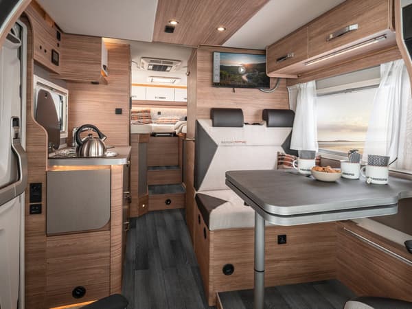 WEINSBERG interior — living room, kitchen, multi-room, and beds, all accessible under a regular driver's license (vehicles up to 8 meters)