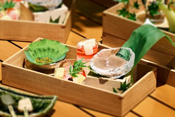 Montaje de mesa para el té de la tarde de verano de Banyan Tree Higashiyama Kyoto