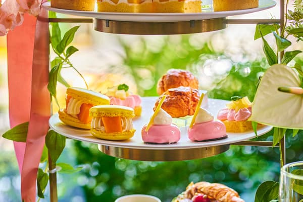 Hidangan manis mangga termasuk tart, shortcake, dan makaron