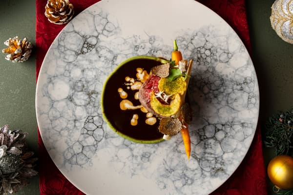 Filete de ternera Hida asado al carbón con puerro Koshizu y buñuelos de bardana, duxelles de setas shiitake cultivadas en troncos y salsa Périgueux