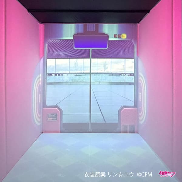 Elevator video fitted to the square-shaped space