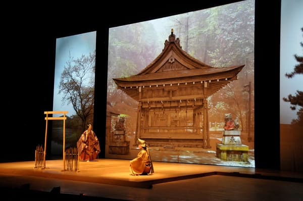 在创生剧场举行的“传统实验 - 能乐和狂言Plus”表演（2016年，札幌市教育文化会馆）照片：Hisaki Matsumoto