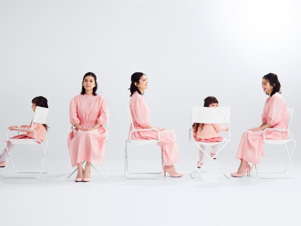 室内环境中的CEREMONY折叠椅