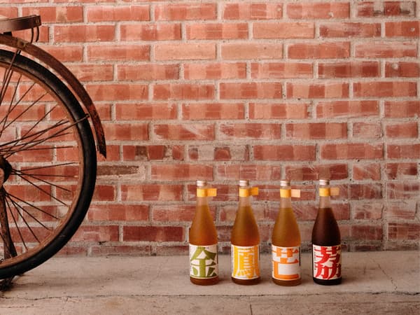 열대 과일의 천연 새콤함과 대만 차의 우아한 향이 조화를 이루는 네 가지 플레이버. 깔끔하고 가벼운 여운이 특징으로, 기분이나 식사에 따라 선택할 수 있습니다.