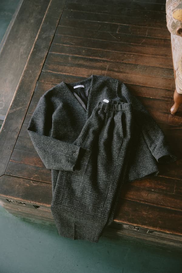 Chaqueta sin cuello y pantalón tipo 'easy pants' de tweed de Bishu colocados juntos