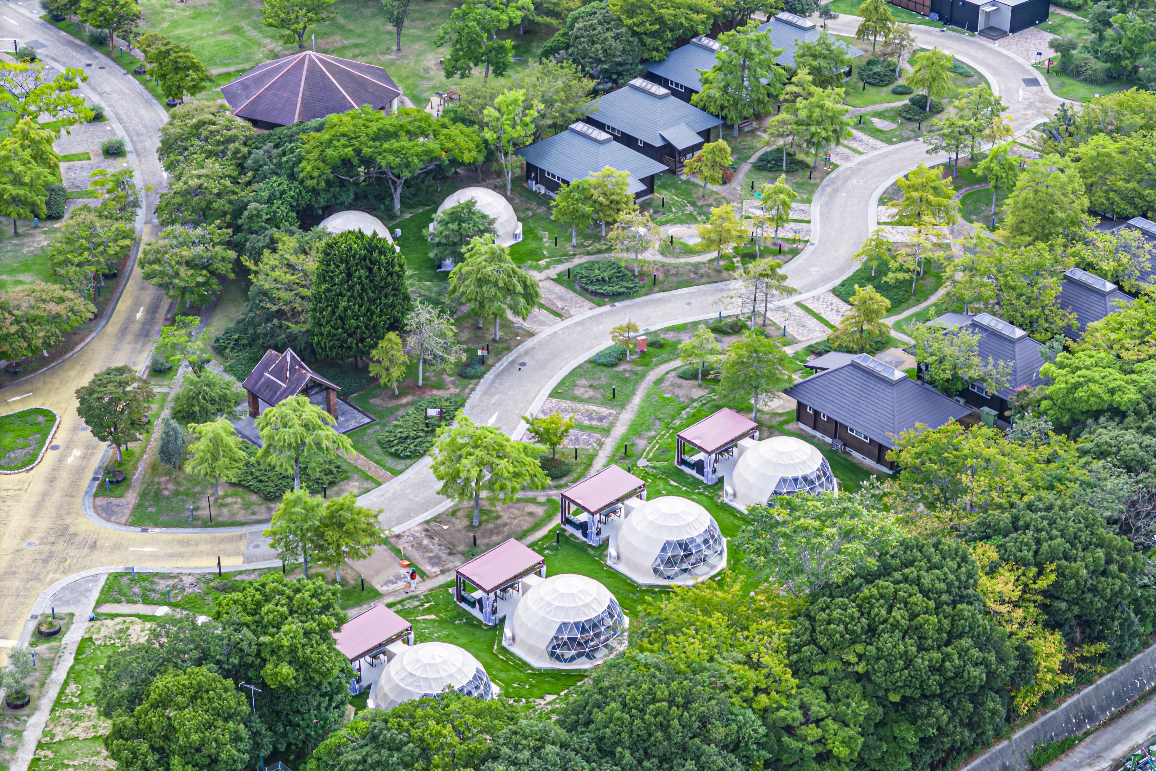 Vista aérea de Ako Seaside Park Glamping: tiendas domo, villas y cabañas
