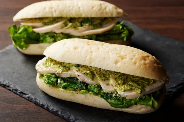 鸡肉和油菜花罗勒酱三明治