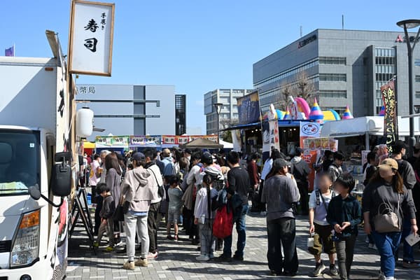 美食摊位和餐车区