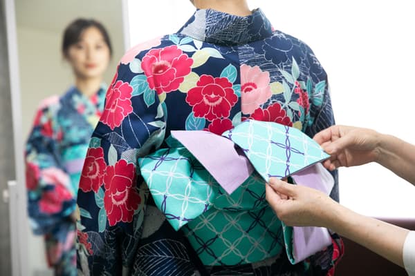 Yukata dressing by a professional dresser