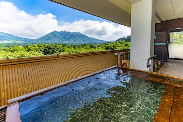 Shikimi no Yu: a hot spring where guests can relax while viewing the Five Peaks of Aso