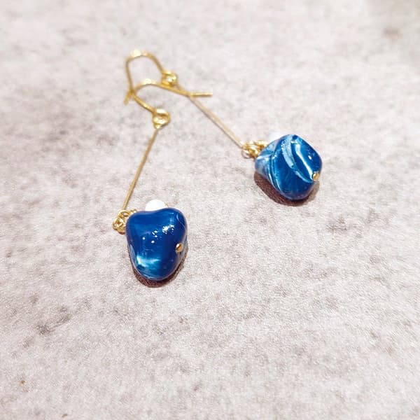 Pendientes de concha índigo de Jewelry Kobo Athens