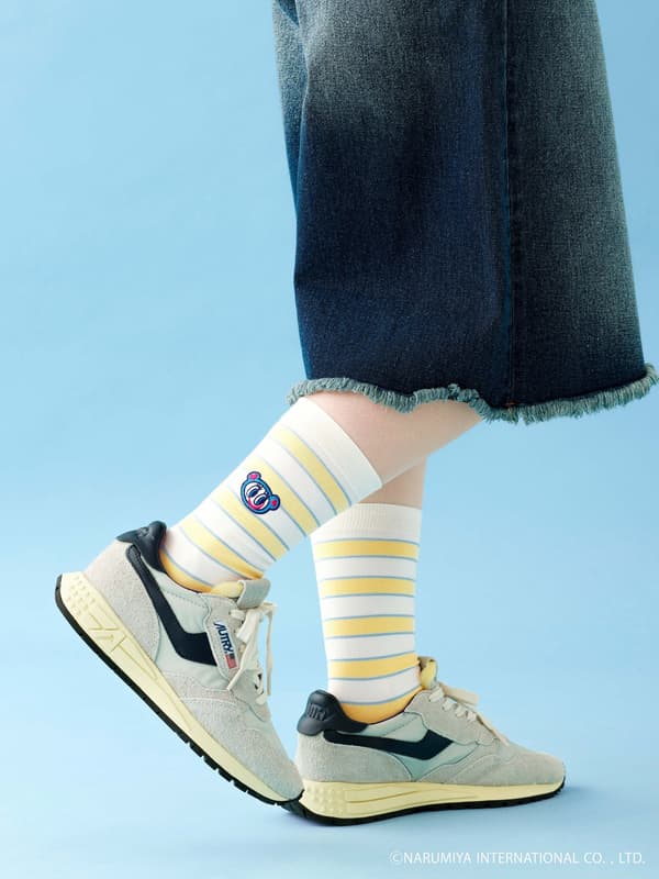 Detalle de los calcetines de largo medio con bordado de personajes de Narumiya