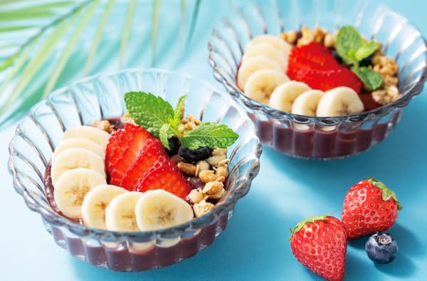 Colorfully topped tableside: the Acai Bowl