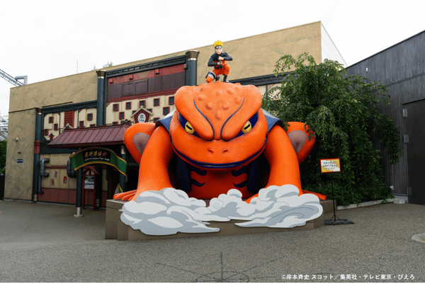 Estatua de sapo gigante con Naruto en la Aldea de la Hoja de Fuji