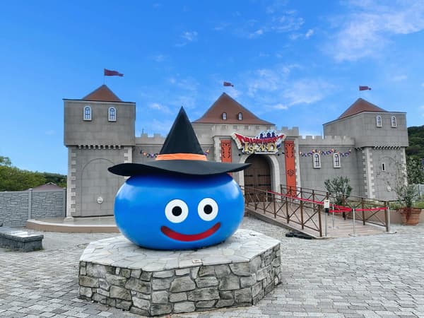 Pengunjung mengumpulkan permen Halloween di Dragon Quest Island
