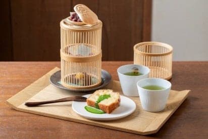 Té y dulces japoneses dispuestos en una cesta de artesanía de bambú de Suruga en GOOD TIMING TEA