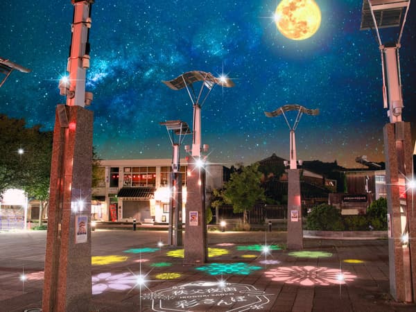 Paisaje iluminado por linternas durante Chichibu Night Street: Irodori Sanpo