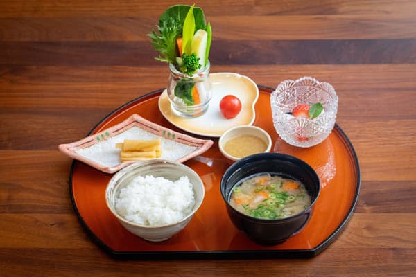 Peserta membuat miso yakuzen dengan tangan