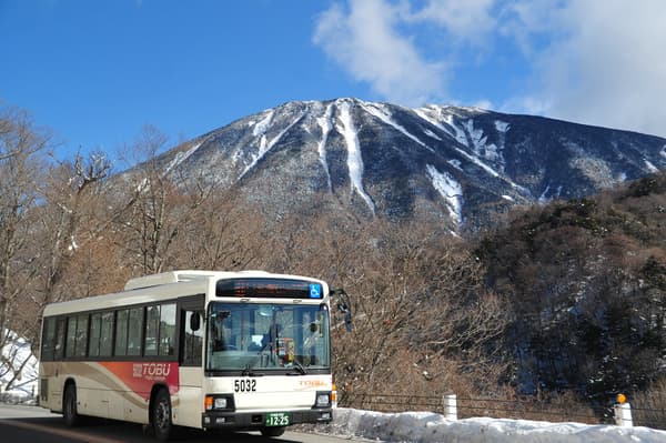 乘坐东武巴士安全行驶在雪路上