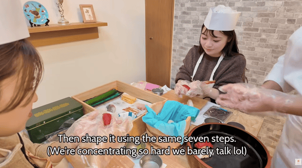 制作金枪鱼握寿司