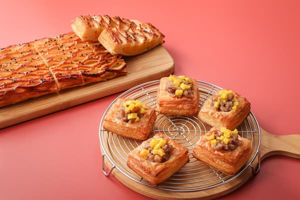 左起:地瓜派、栗子丹麥麵包