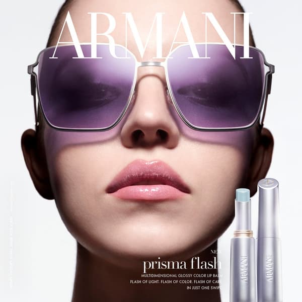 미러 펄 광채 효과를 보여주는 아르마니 뷰티 프리스마 플래시 립밤