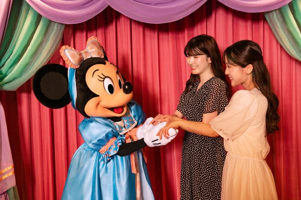 Greeting with Minnie Mouse (Image)