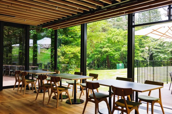 Area tempat duduk restoran