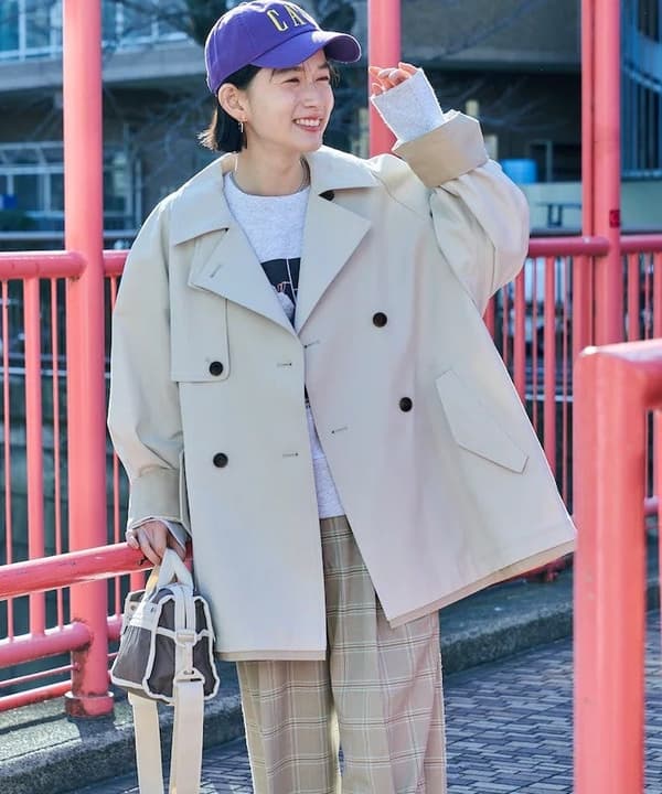 撞色短款风衣正面图