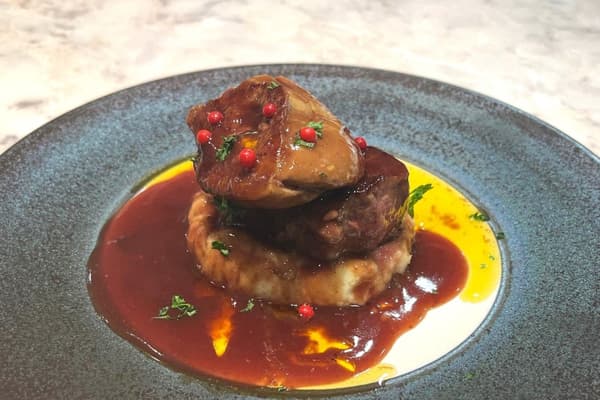 鹅肝与牛排（2,420日元）