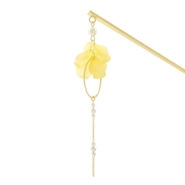 Hana-goromo Ippon Kanzashi in pale yellow, detail view