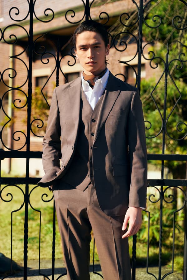 夹克 ¥39,600 / 马甲 ¥22,000 / 衬衫 ¥17,600 / 下装 ¥22,000（所有价格均含税）