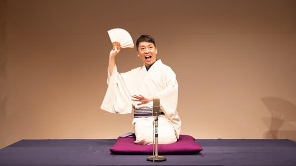 Tatekawa Harunosuke performing rakugo