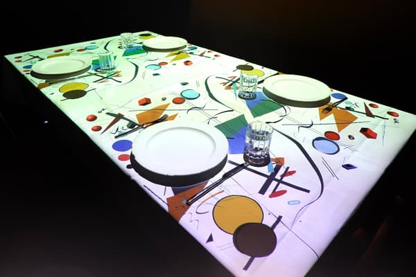 Mesa de comedor con un diseño de proyección