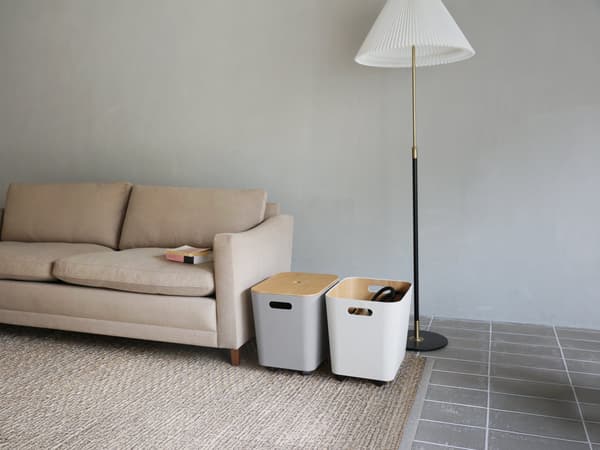 使用中的带轮收纳箱