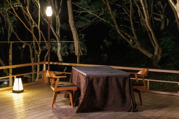 Tempat duduk kotatsu di anjungan menatap bulan