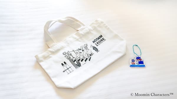 Regalo original por la estancia: un bolso de mano de lona de Moomin x Kobe y un llavero acrílico