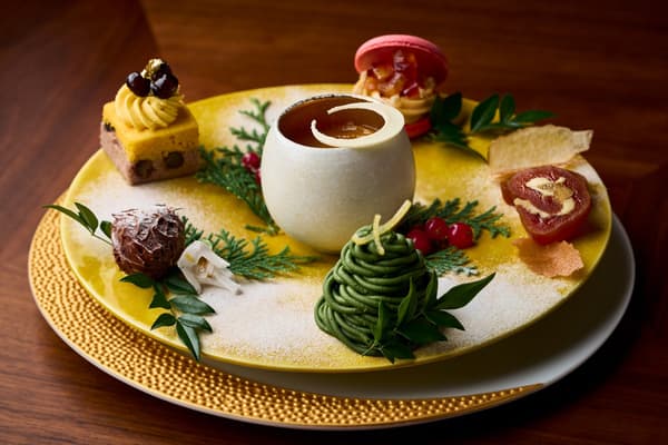Surtido de dulces de yuzu dispuestos en un plato redondo